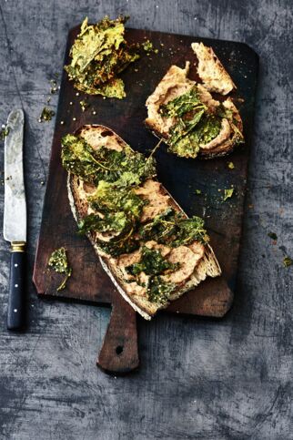 Stullen mit Borlotti-Hummus und Grünkohlchips Stullen mit Borlotti-Hummus und Grünkohlchips