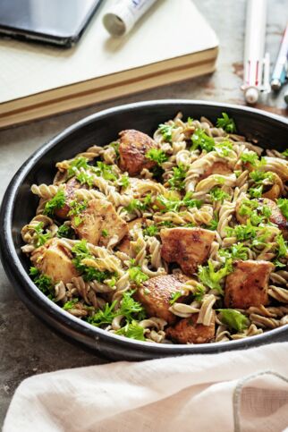 Nudeln mit Kohlrabi
und Hähnchen Nudeln mit Kohlrabi
und Hähnchen