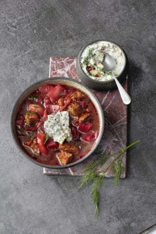 Rindfleisch-Borschtsch mit Apfel-Schmand Rindfleisch-Borschtsch mit Apfel-Schmand