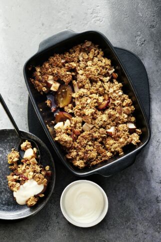 Zwetschgen-Birnen-Crumble mit Vanillejoghurt