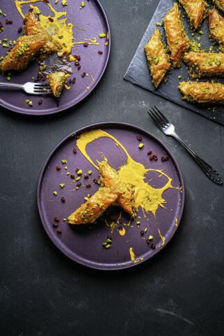 Pistazien-Mandel-Baklava mit süßer Kürbiscreme und Berberitzen Pistazien-Mandel-Baklava mit süßer Kürbiscreme und Berberitzen