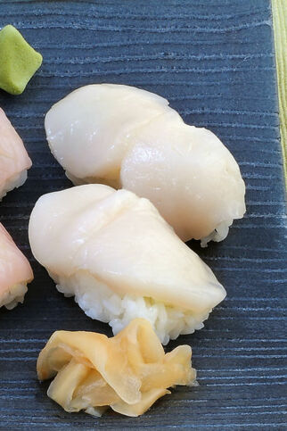Nigiri-Sushi mit Jakobsmuscheln Nigiri-Sushi mit Jakobsmuscheln