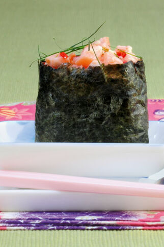 Gunkan-Sushi mit Thai-Lachstatar
