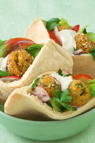 Falafel mit Sesamsauce und Salat Falafel mit Sesamsauce und Salat