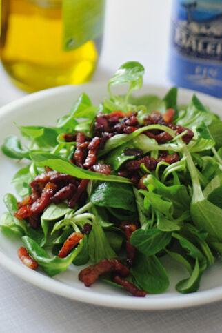 Feldsalat mit Speckwürfeln und Balsamico-Dressing Feldsalat mit Speckwürfeln und Balsamico-Dressing