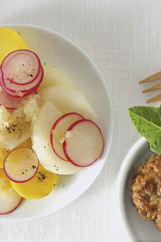 Lauwarmer Kohlrabisalat zu Frikadellen Lauwarmer Kohlrabisalat zu Frikadellen