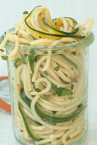 Zucchini-Nudelsalat Zucchini-Nudelsalat