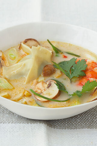 Thai-Kokos-Suppe mit Garnelen und Wan Tans Thai-Kokos-Suppe mit Garnelen und Wan Tans