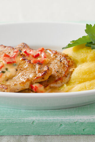 Minutensteaks in Paprikasauce zu Polenta