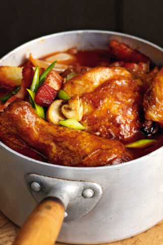 Coq au vin mit Speck und Egerlingen