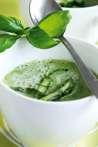 Grüne Spargel-Limetten-Suppe