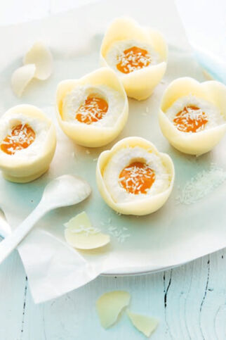 Süsse Eier mit Eierlikör-Sahne und Mangopüree Süsse Eier mit Eierlikör-Sahne und Mangopüree