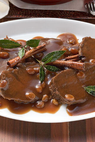 Zimt-Sauerbraten mit Kartoffel-Pastinaken-Gratin