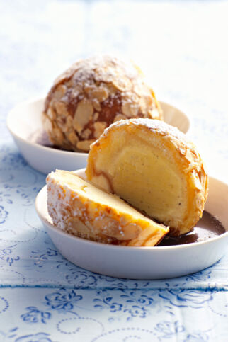 Gebackenes Vanilleeis mit Röstmandeln Gebackenes Vanilleeis mit Röstmandeln