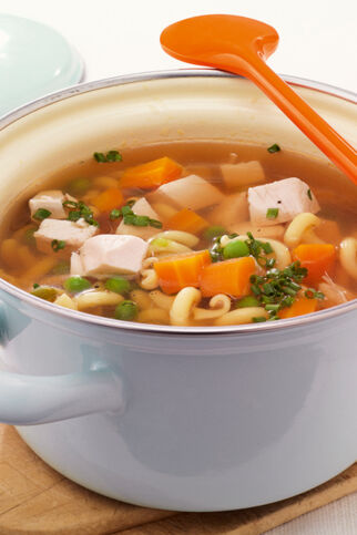 Suppentopf mit Nudeln und Hähnchen Suppentopf mit Nudeln und Hähnchen