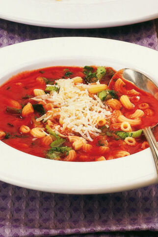 Tomatensuppe mit Hörnchennudeln Tomatensuppe mit Hörnchennudeln