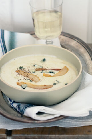 Selleriecremesuppe mit Gorgonzola und Birnen Selleriecremesuppe mit Gorgonzola und Birnen