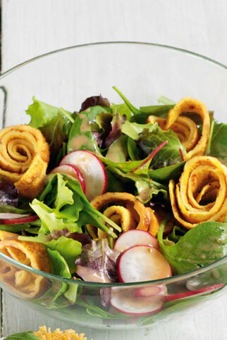 Salat mit Omelettschnecken Salat mit Omelettschnecken
