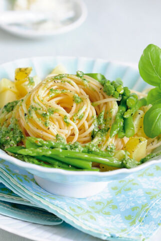 Spaghettini al pesto mit grünem Spargel