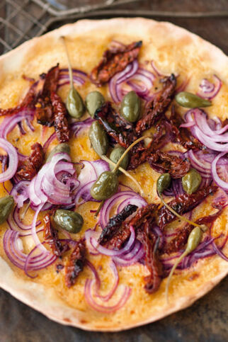 Flammkuchen mit roten Zwiebeln und Kapernäpfeln