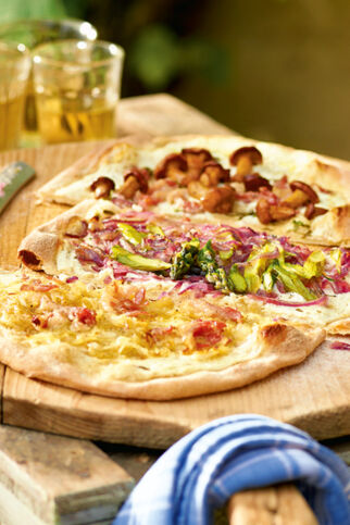 Flammkuchen mit Pfifferlingen Flammkuchen mit Pfifferlingen