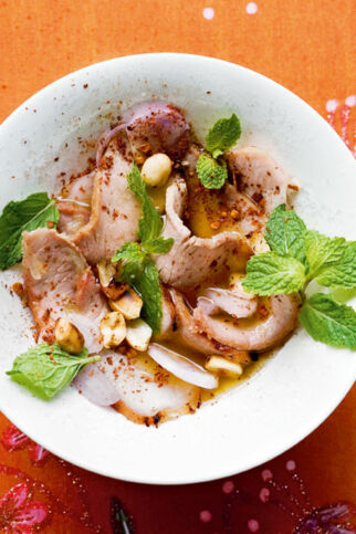 Pikanter Salat mit gegrilltem Fleisch (Yam Muh Yang)