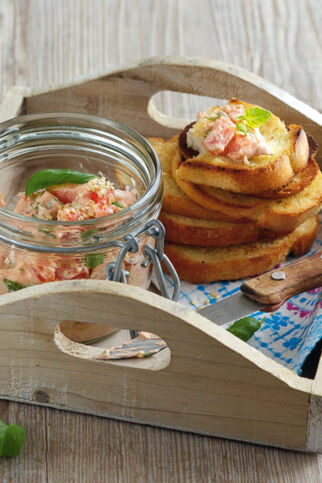 Brot-Chips mit Tomaten-Dip