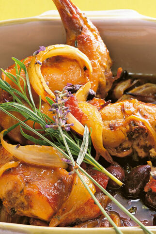 Provenzalisches Kaninchen mit Lavendel Provenzalisches Kaninchen mit Lavendel