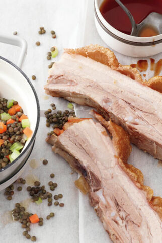 Knuspriger Spanferkelbauch mit Linsen Knuspriger Spanferkelbauch mit Linsen