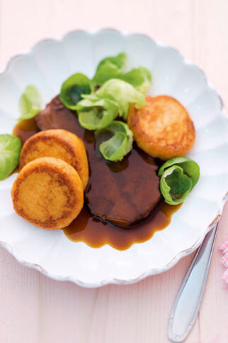 Rinderbraten mit Kürbis-Kartoffel-Plätzchen Rinderbraten mit Kürbis-Kartoffel-Plätzchen