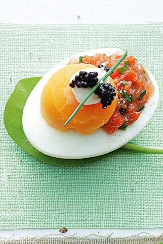 Eier mit Lachstatar und Kaviar Eier mit Lachstatar und Kaviar
