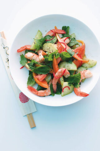 Asiasalat mit Garnelen, Papaya und Gurken
