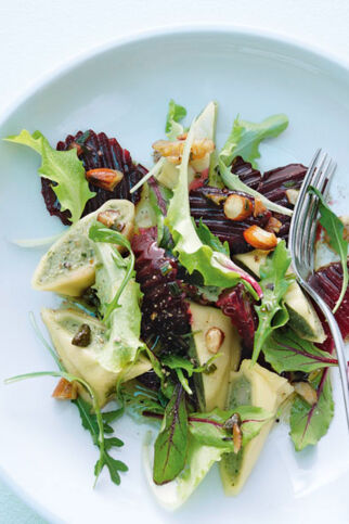 Maultaschensalat mit Honig-Nuss-Dressing Maultaschensalat mit Honig-Nuss-Dressing