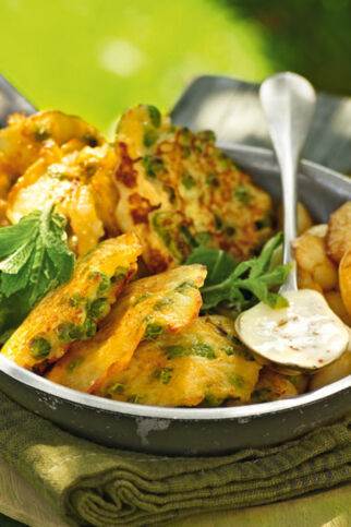 Erbsen-Reis-Puffer mit Minze und Knoblauchgemüse Erbsen-Reis-Puffer mit Minze und Knoblauchgemüse