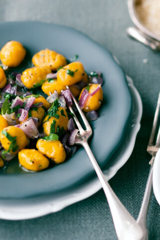 Kürbis-Gnocchi mit roten Zwiebeln Kürbis-Gnocchi mit roten Zwiebeln