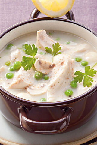 Hähnchenfrikassee mit Erbsen und Champignons Hähnchenfrikassee mit Erbsen und Champignons