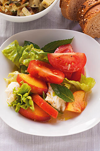 Tomaten-Pfirsich-Salat mit Mozzarella