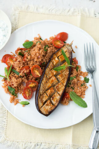 Ofengebackene Aubergine mit Tomaten-Couscous Ofengebackene Aubergine mit Tomaten-Couscous
