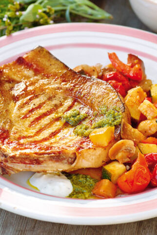 Kotelett vom Grill mit Gemüse Kotelett vom Grill mit Gemüse