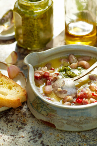 Einfache Bohnensuppe mit Petersiliensalsa Einfache Bohnensuppe mit Petersiliensalsa