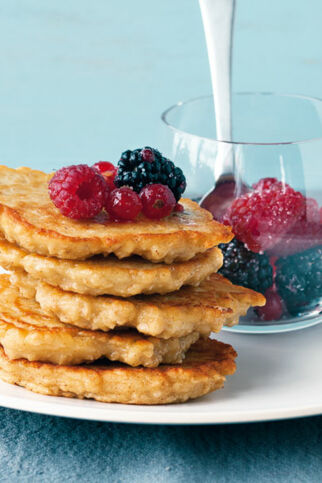 Hafer-Quark-Blini mit Beerensalat Hafer-Quark-Blini mit Beerensalat