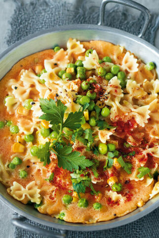 Nudel-Omelett mit Mais und Erbsen Nudel-Omelett mit Mais und Erbsen