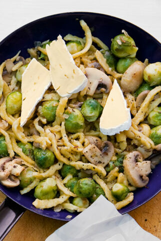 Spätzlepfanne mit Rosenkohl Spätzlepfanne mit Rosenkohl