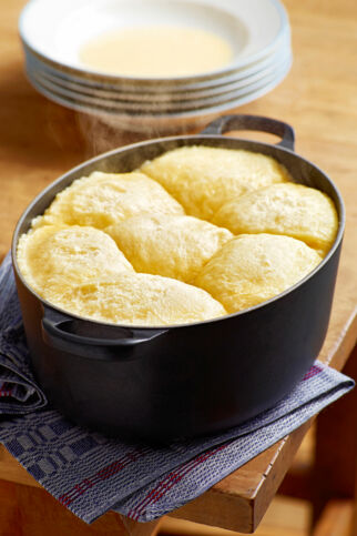 Lockere Dampfnudeln in einem Topf Dampfnudeln mit Krusterl