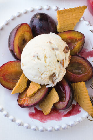 Zimtzwetschgen mit Walnusseis Zimtzwetschgen mit Walnusseis