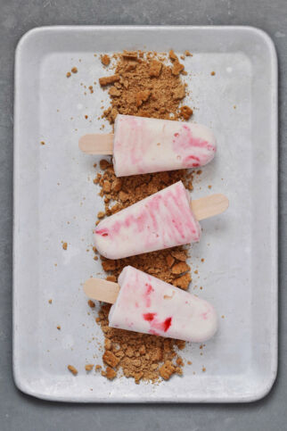 Käsekuchen-Steckerleis mit Erdbeerstreifen Käsekuchen-Steckerleis mit Erdbeerstreifen