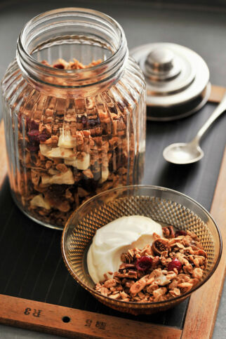Herbstmüsli mit Ahornsirup und Nüssen Herbstmüsli mit Ahornsirup und Nüssen