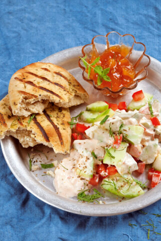 Gurken-Tomaten-Salat mit Naan Gurken-Tomaten-Salat mit Naan