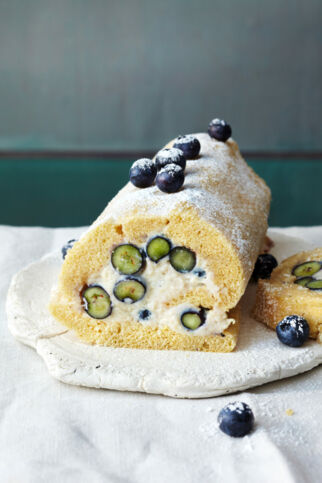 Biskuitrolle mit Blaubeercreme Biskuitrolle mit Blaubeercreme