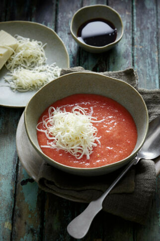Tomatensuppe mit Spitzpaprika und Rohmilchkäse Tomatensuppe mit Spitzpaprika und Rohmilchkäse